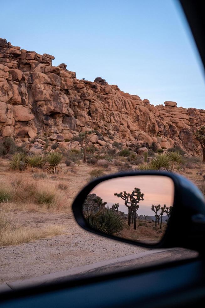 parque nacional joshua tree y espejo de coche foto