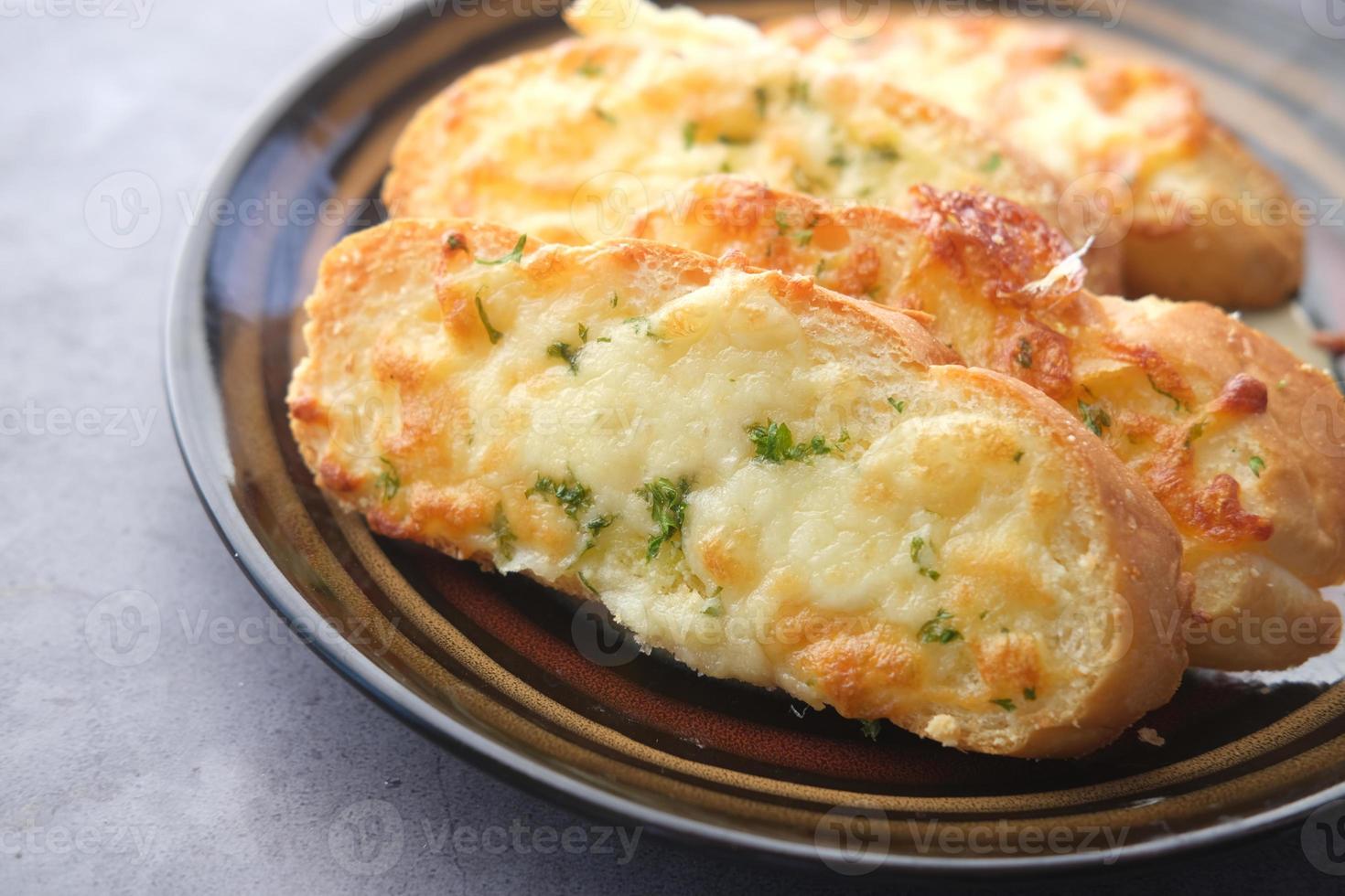 Cerca de pan de ajo en un plato foto