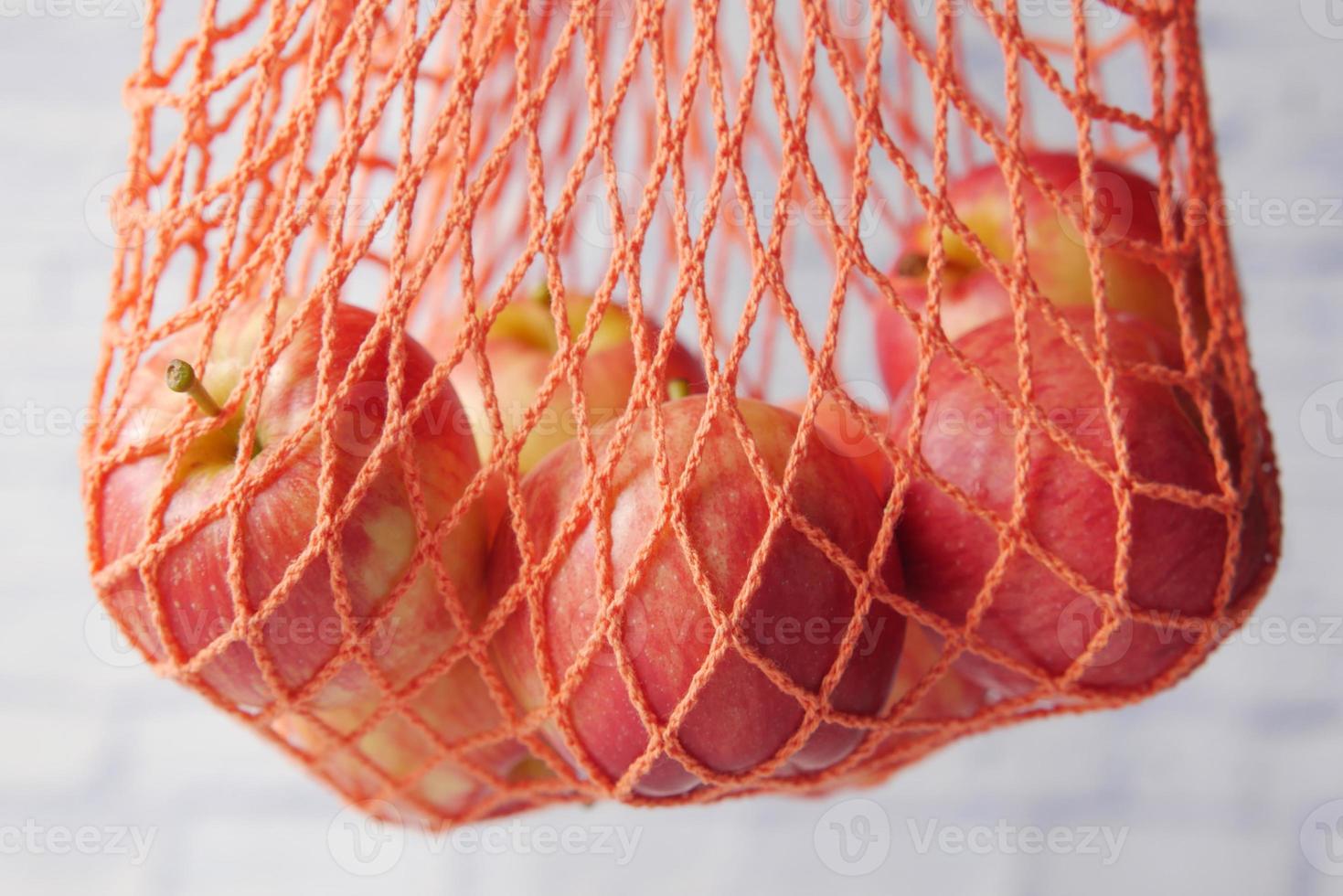 Cerca de manzana fresca en una bolsa de compras foto