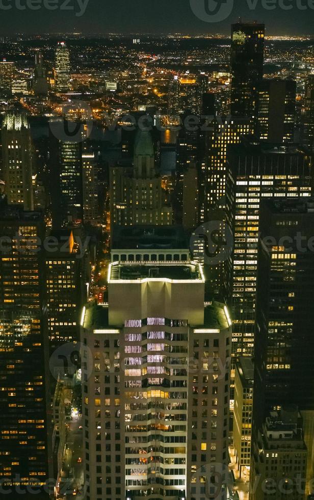 Ventanas de rascacielos iluminados por la noche en Manhattan foto