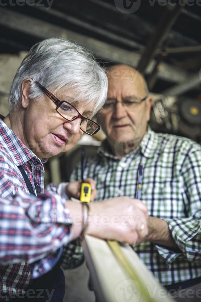 pareja senior en una carpintería foto