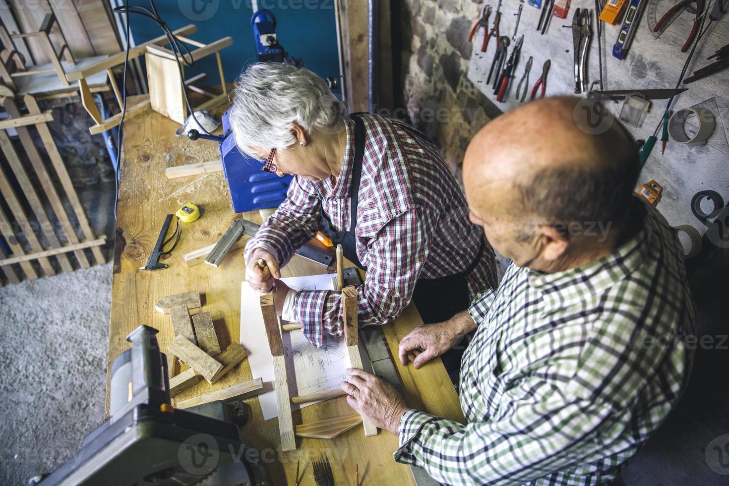 pareja senior en una carpintería foto