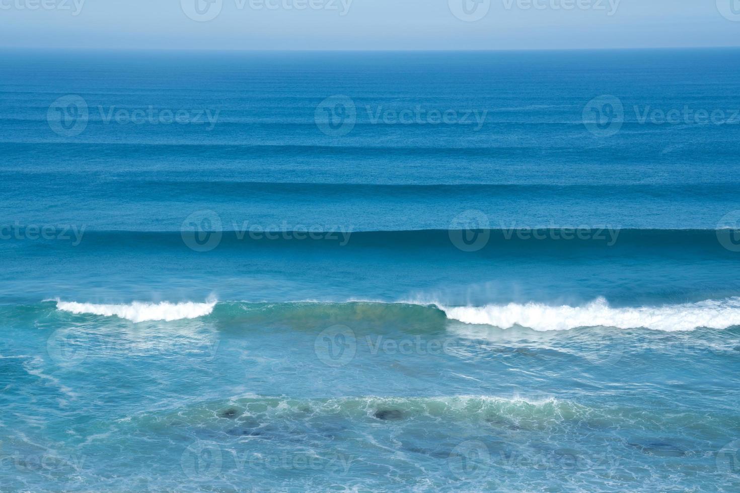 océano con pequeñas olas foto