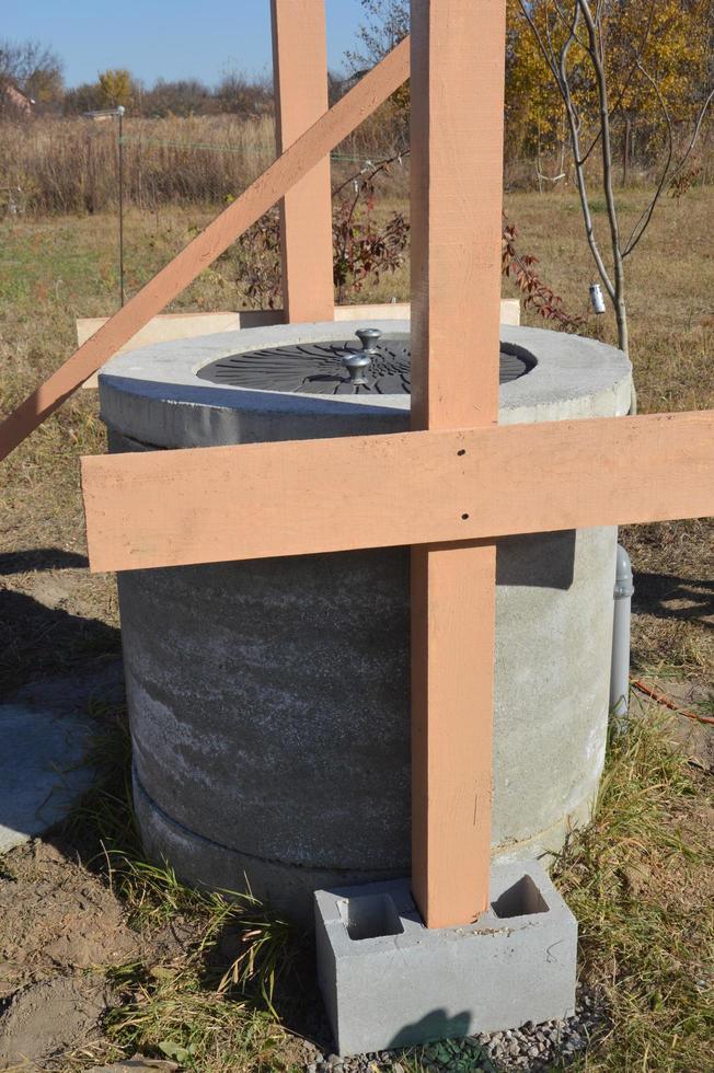 casa de madera para pozo de agua potable foto