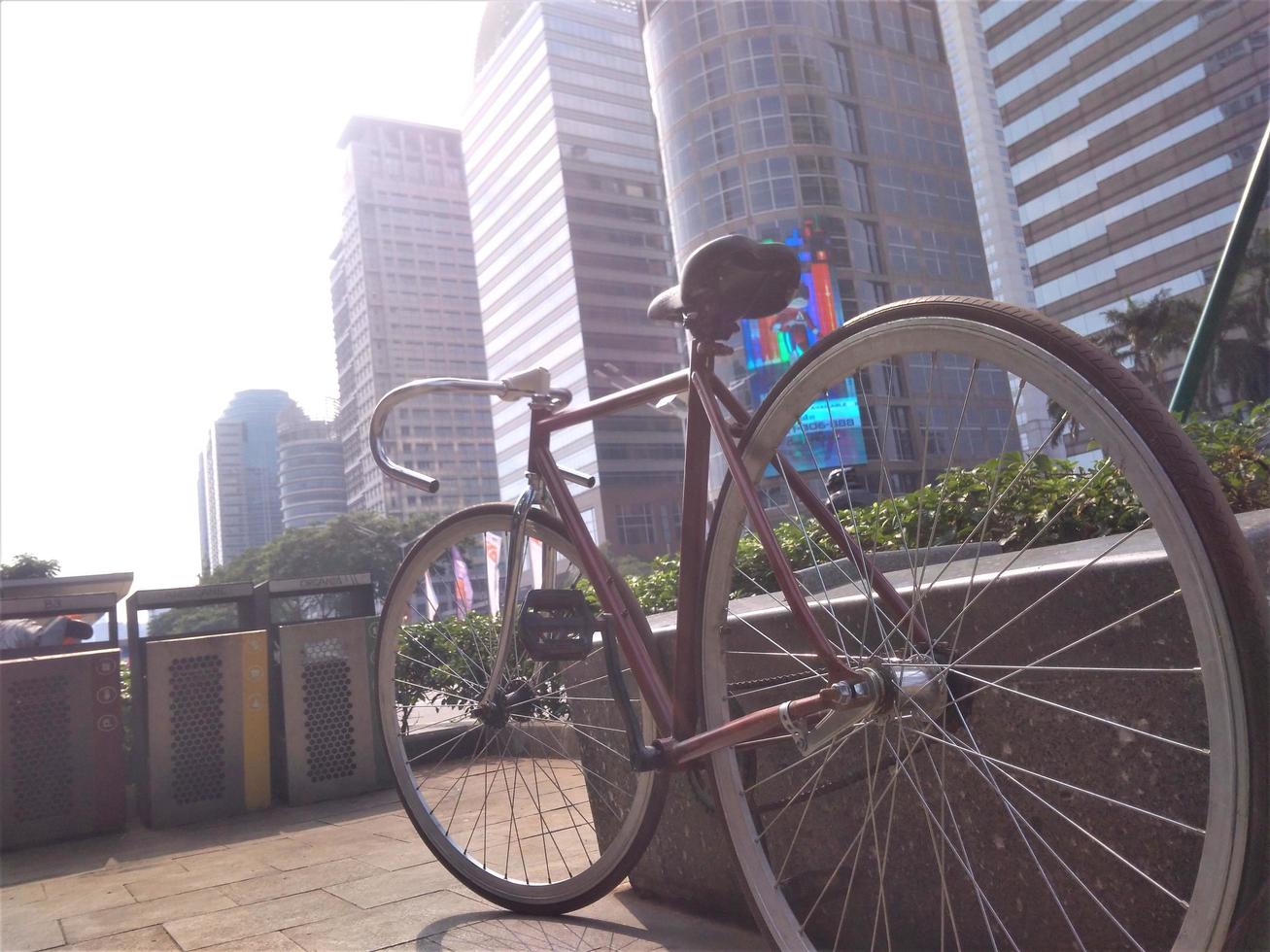 bicicletas estacionadas en las carreteras de la ciudad foto