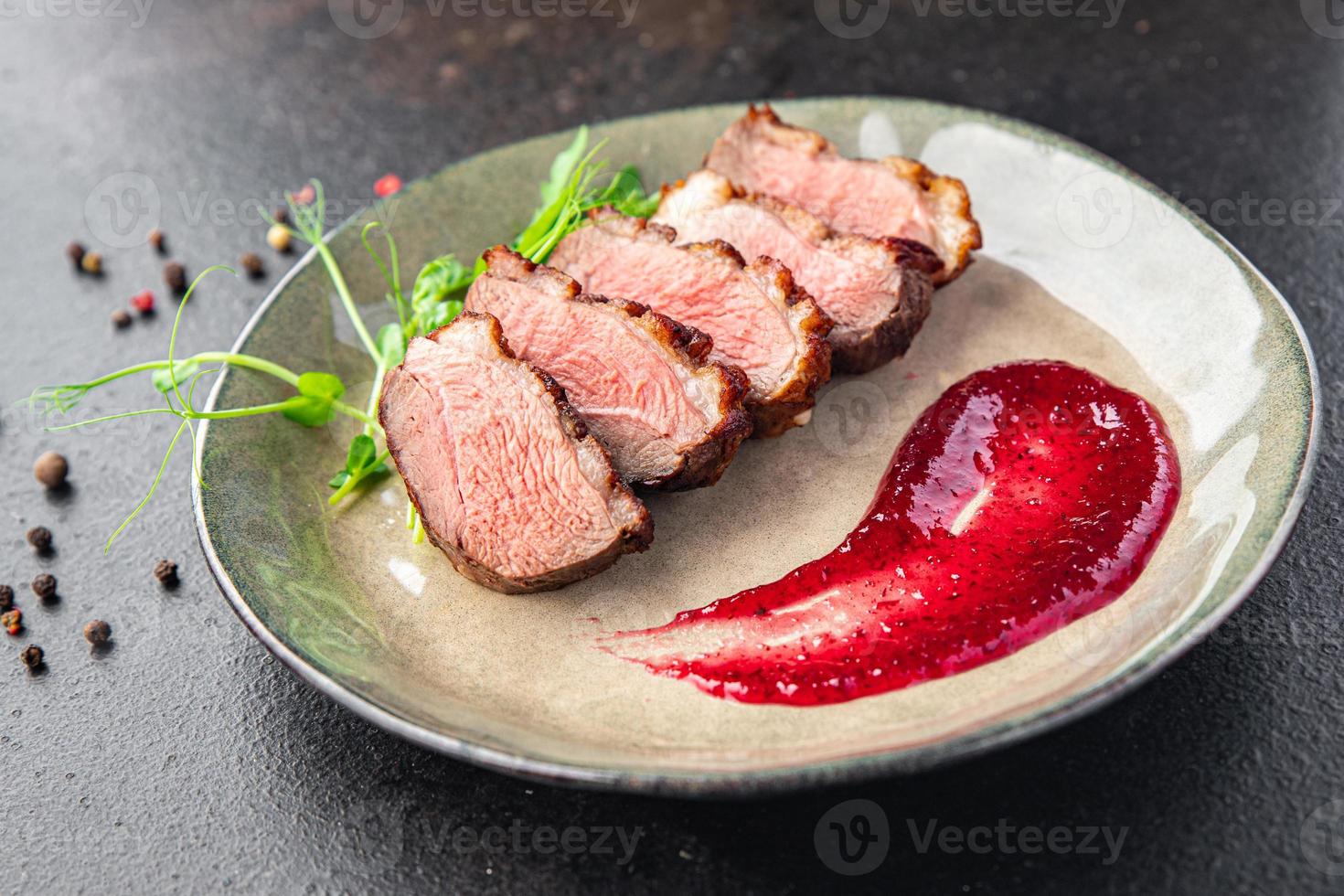 pechuga de pato fresca lista para comer foto