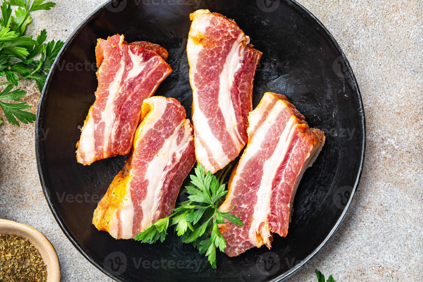 costillas crudas carne fresca cerdo pimentón harina foto
