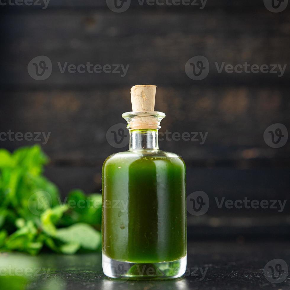 aceite de perejil verde o albahaca menta fresca foto