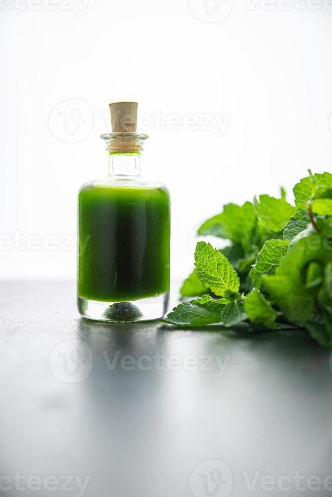 aceite de perejil verde o albahaca menta fresca foto