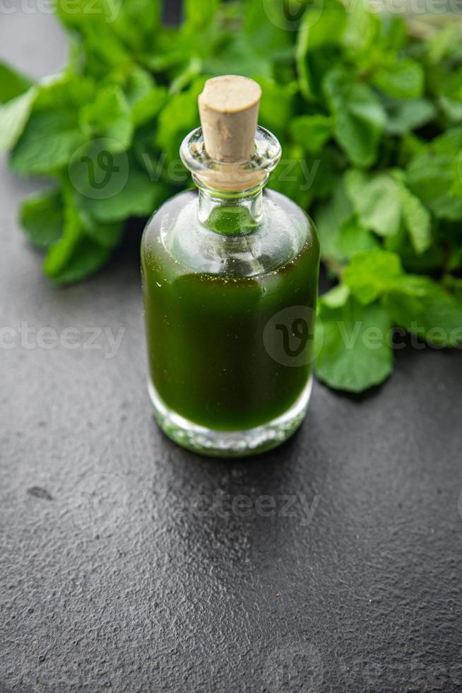 aceite de perejil verde o albahaca menta fresca foto