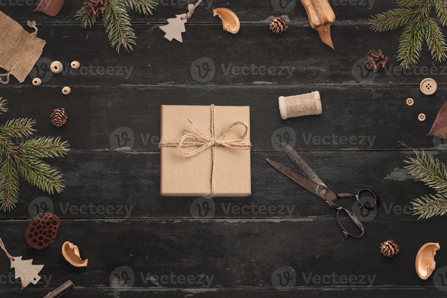 envoltorio de regalo de navidad. composición rústica. vista superior, plano de mesa de madera foto