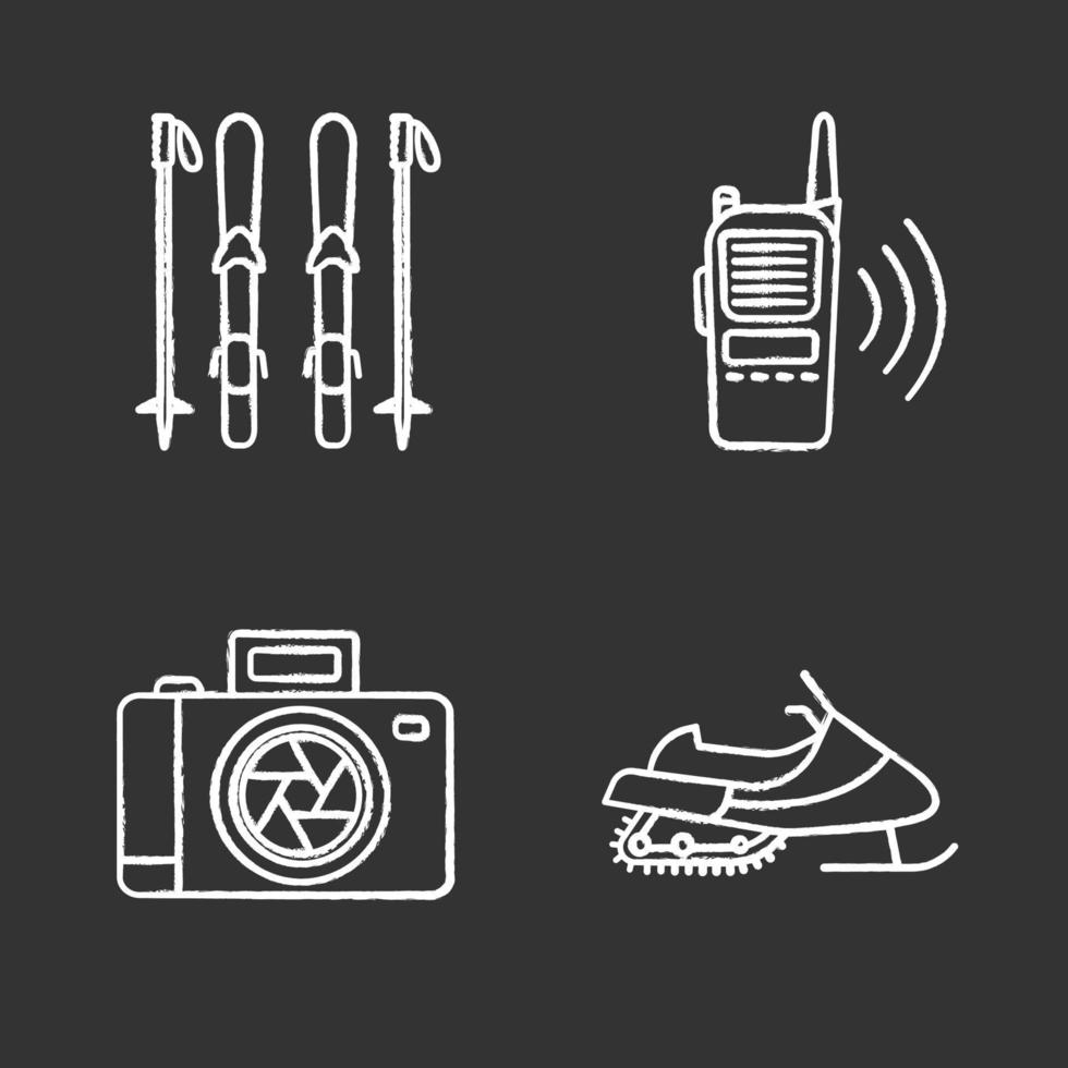 Conjunto de iconos de tiza de actividades de invierno. tablas y bastones de esquí, walkie talkie, cámara fotográfica, moto de nieve. ilustraciones de pizarra vector aislado