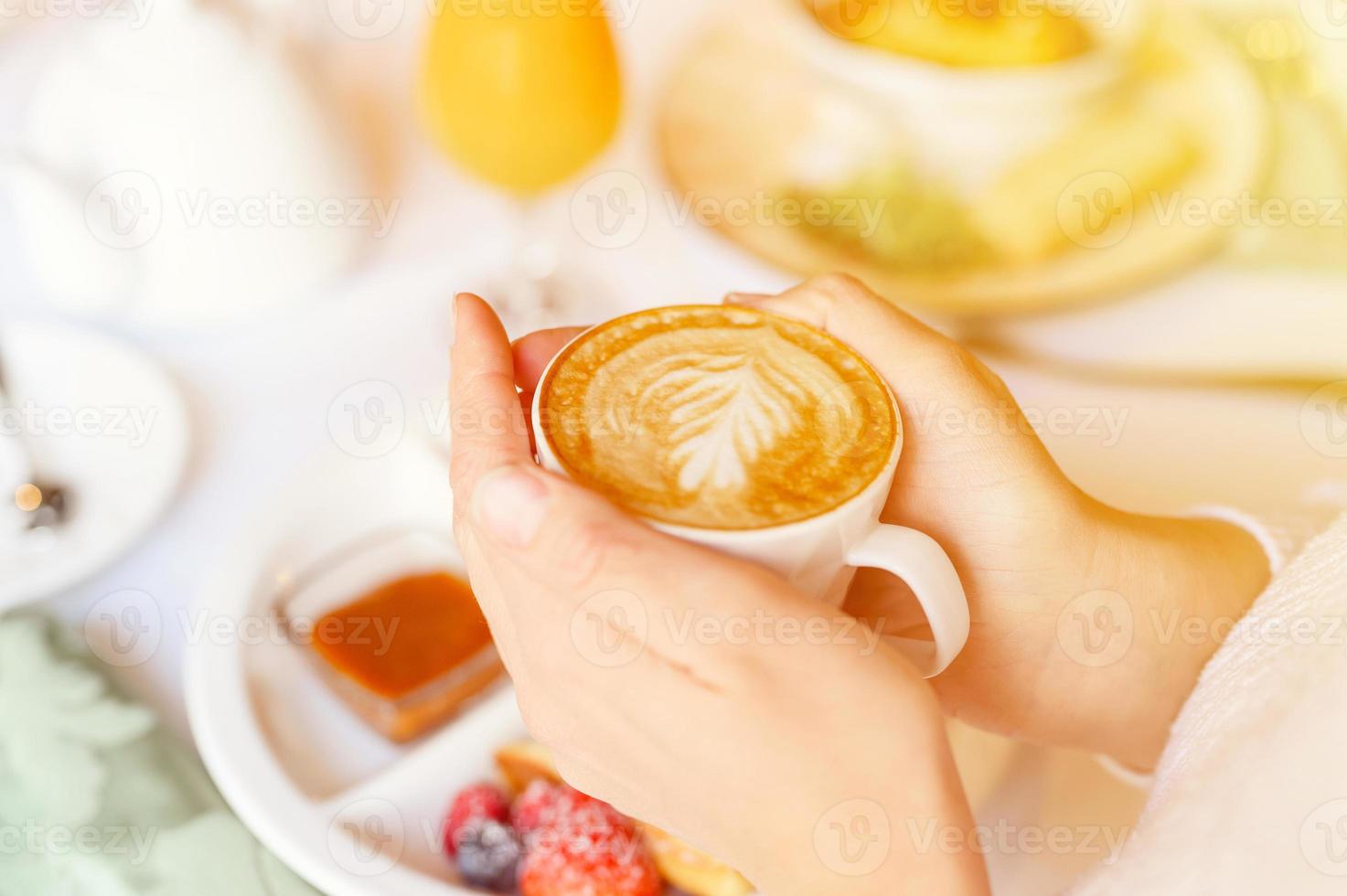 manos de hoja de café con leche foto