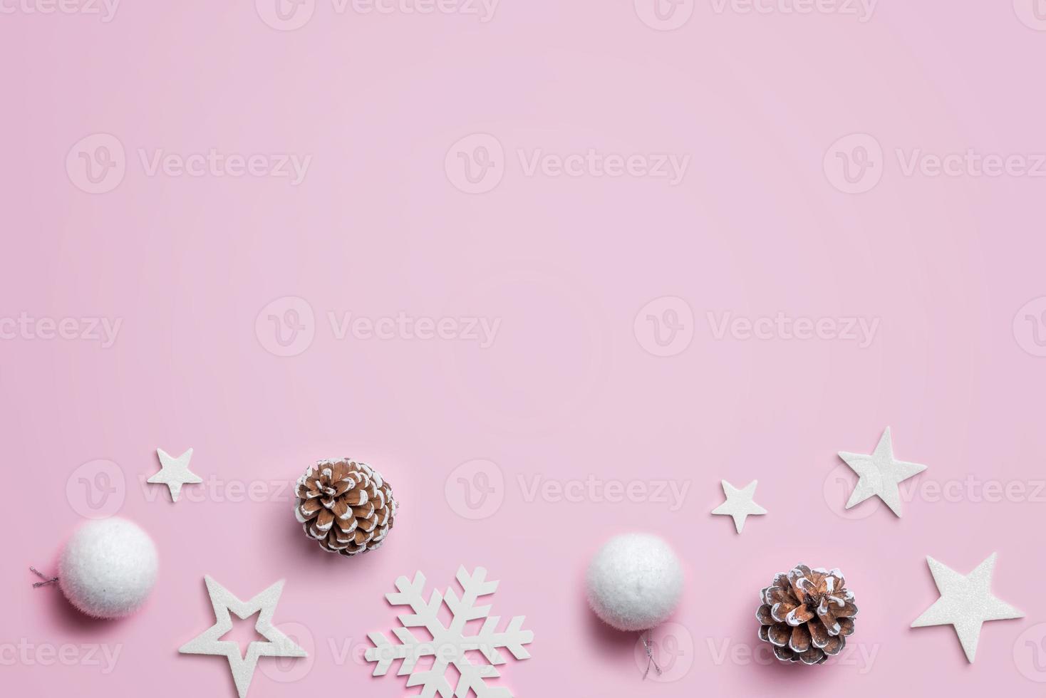 decoración navideña en superficie rosa pastel. vista superior, composición plana con espacio de copia. fondo de navidad foto