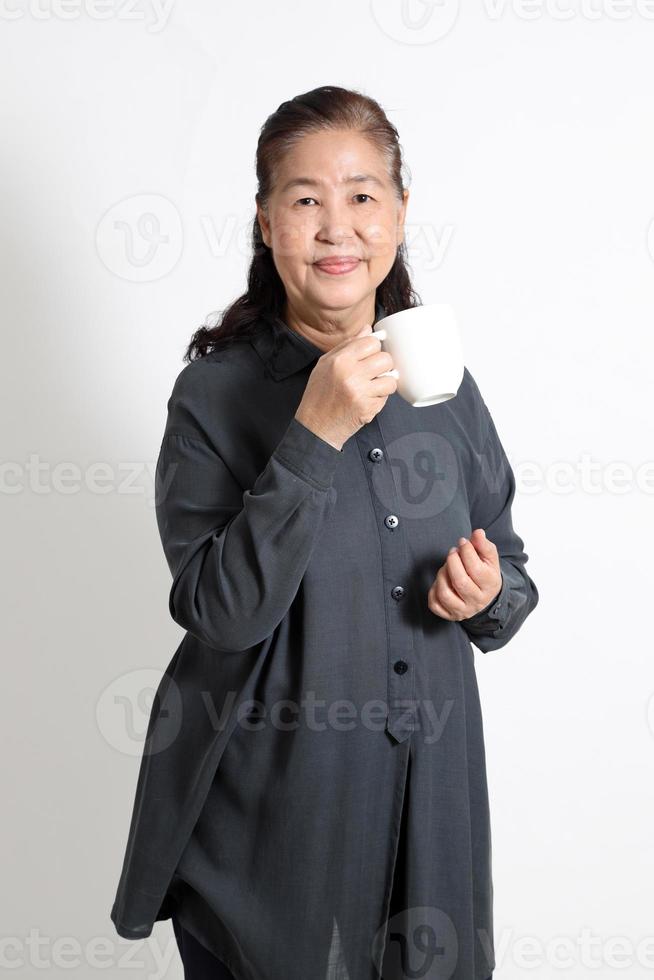 mujer asiática senior foto