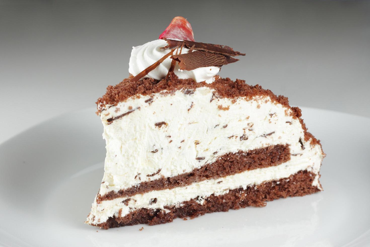 Pedazo de tarta casera en la placa blanca. foto