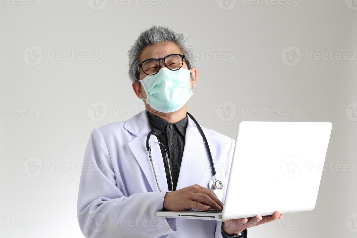 médico asiático senior foto