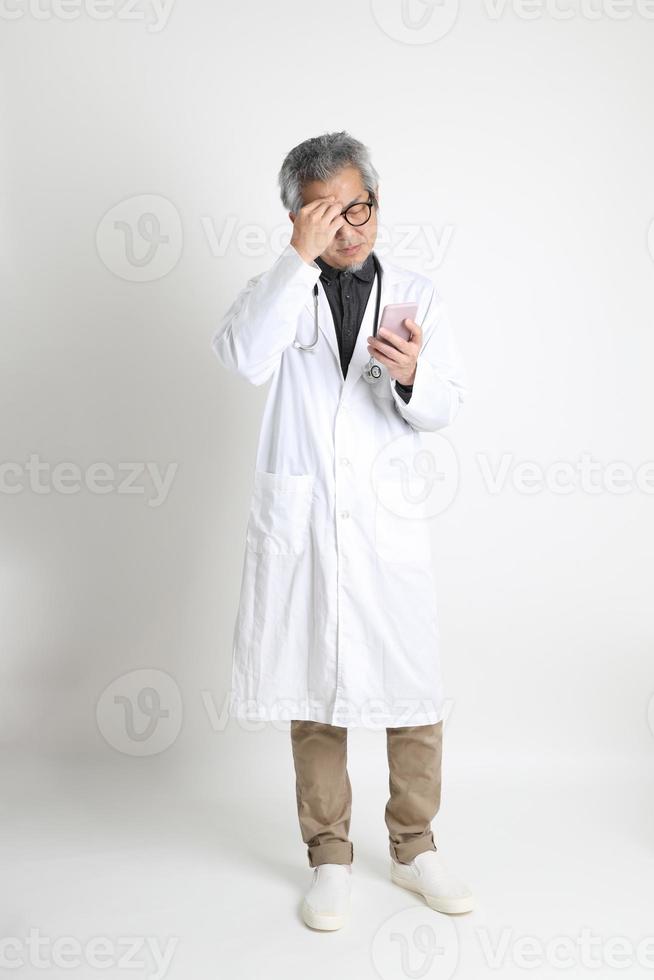médico asiático senior foto