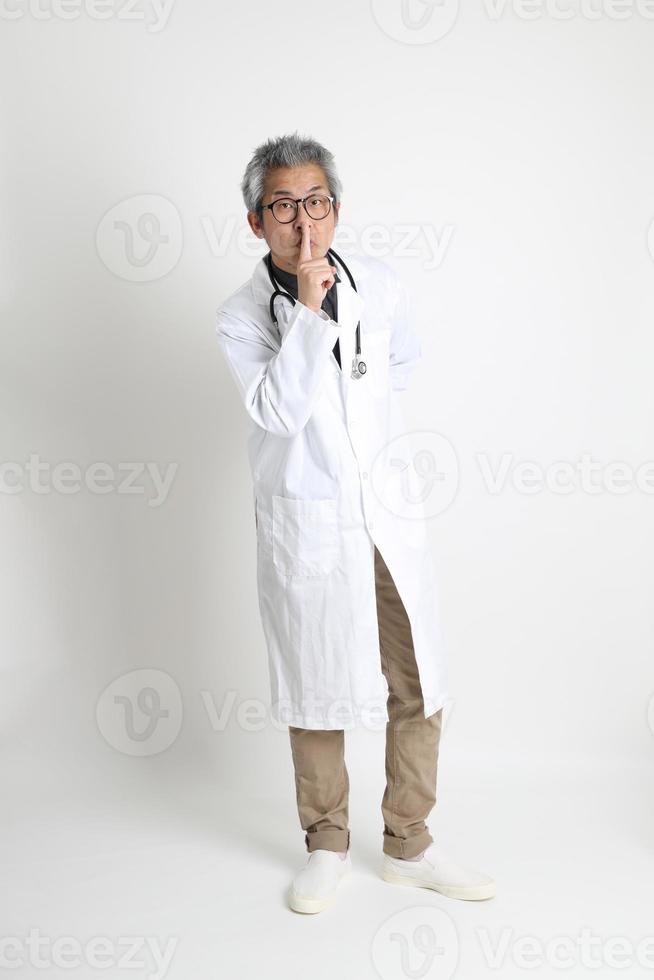 médico asiático senior foto