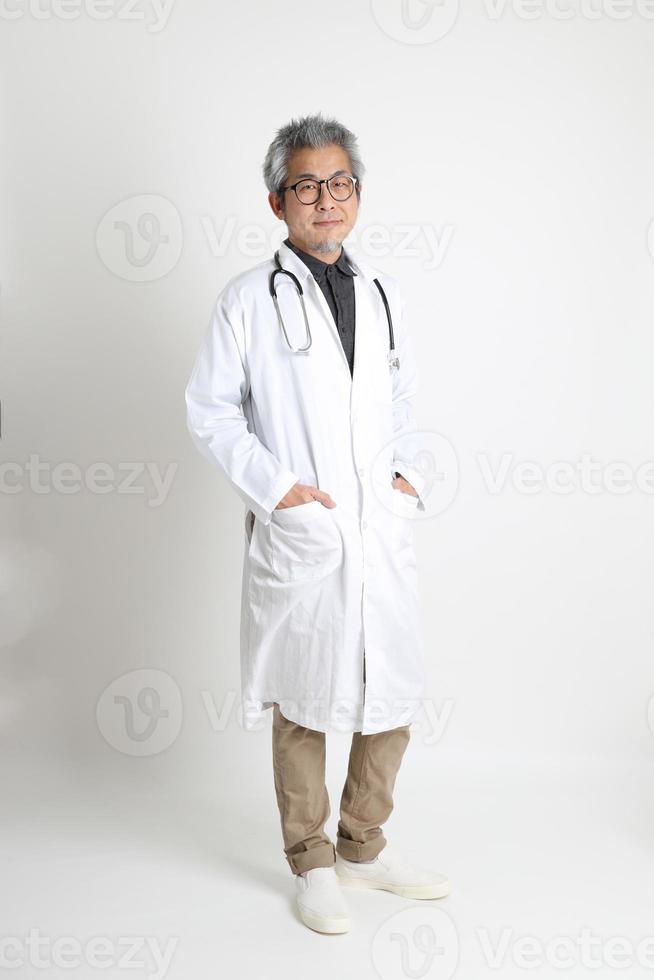 médico asiático senior foto