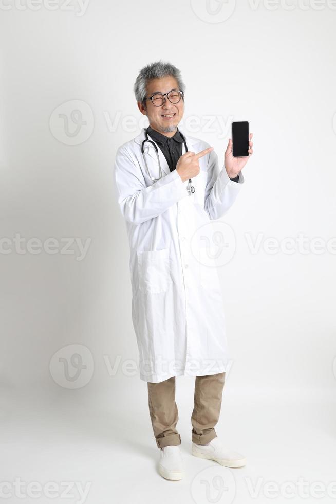 médico asiático senior foto