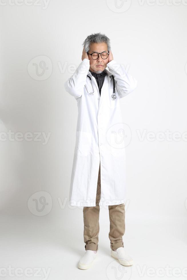 médico asiático senior foto