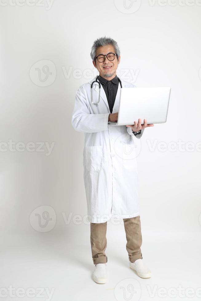 médico asiático senior foto