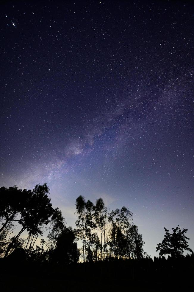 el cielo y las estrellas, la vía láctea en la noche misma foto
