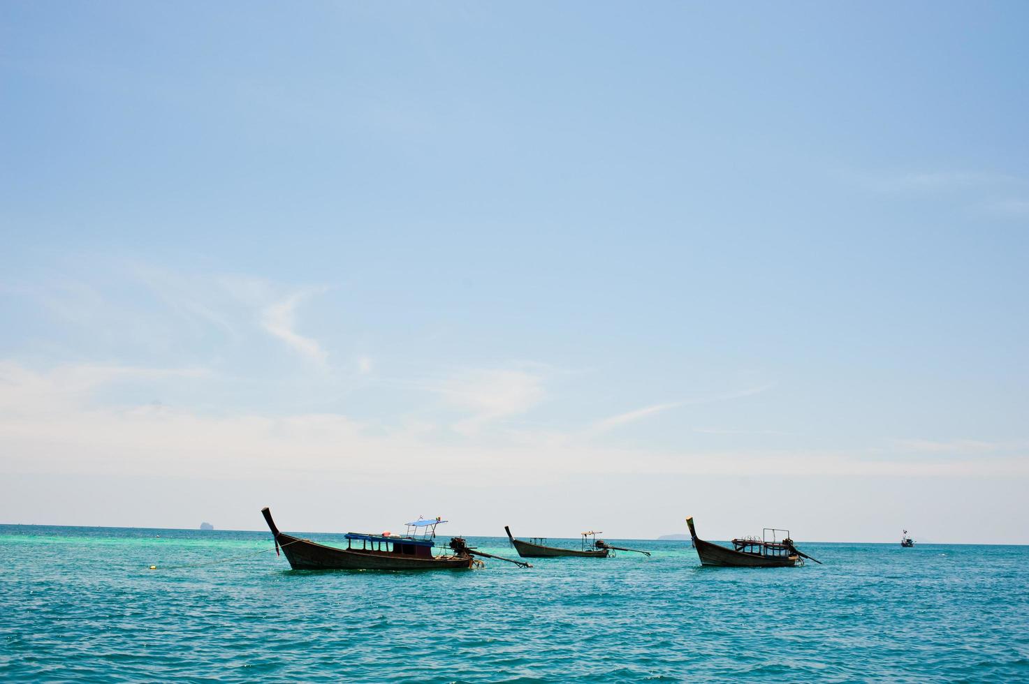 Barcos largos en la playa tropical de Phuket, Tailandia foto