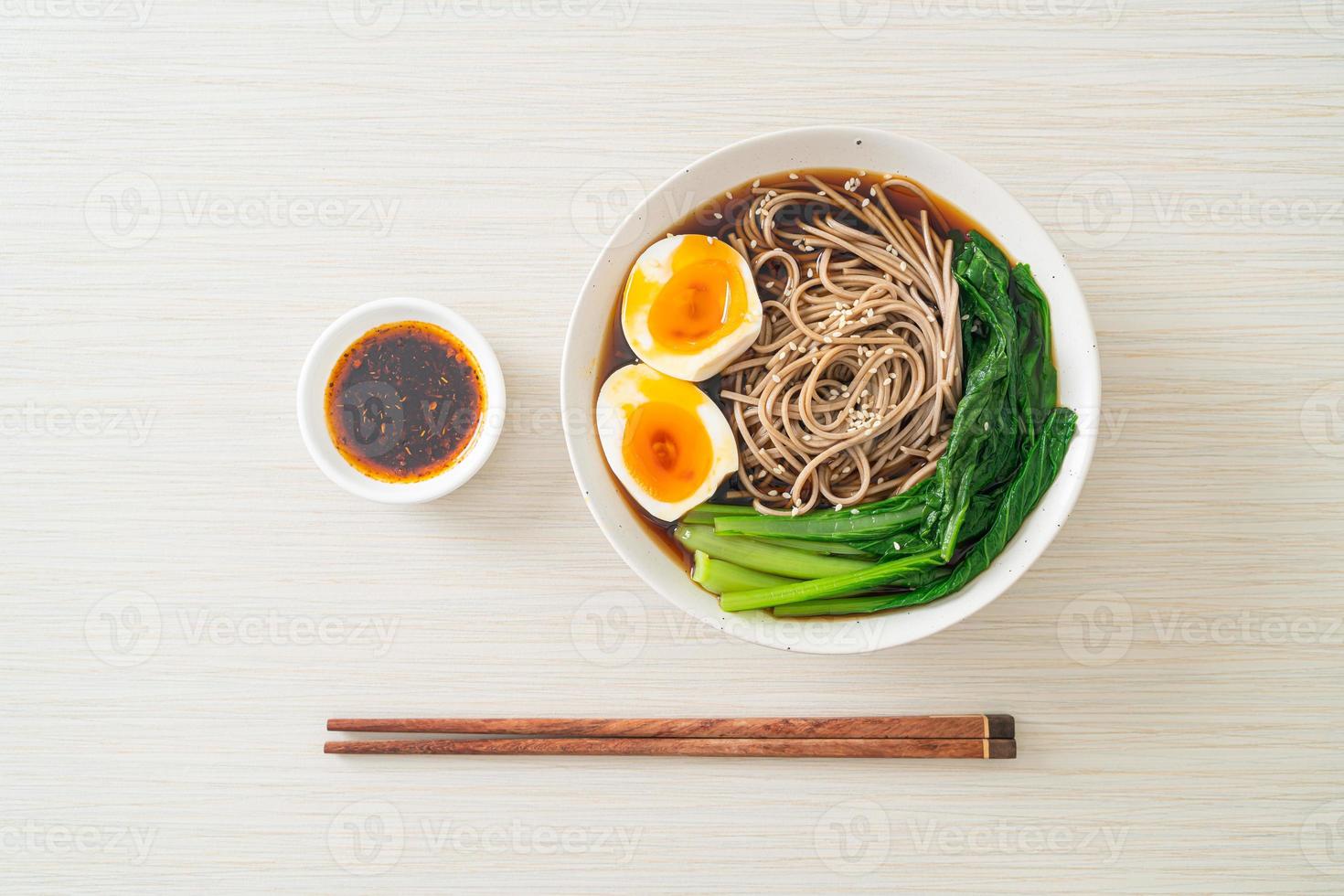 fideos ramen con huevo - estilo de comida vegana o vegetariana foto