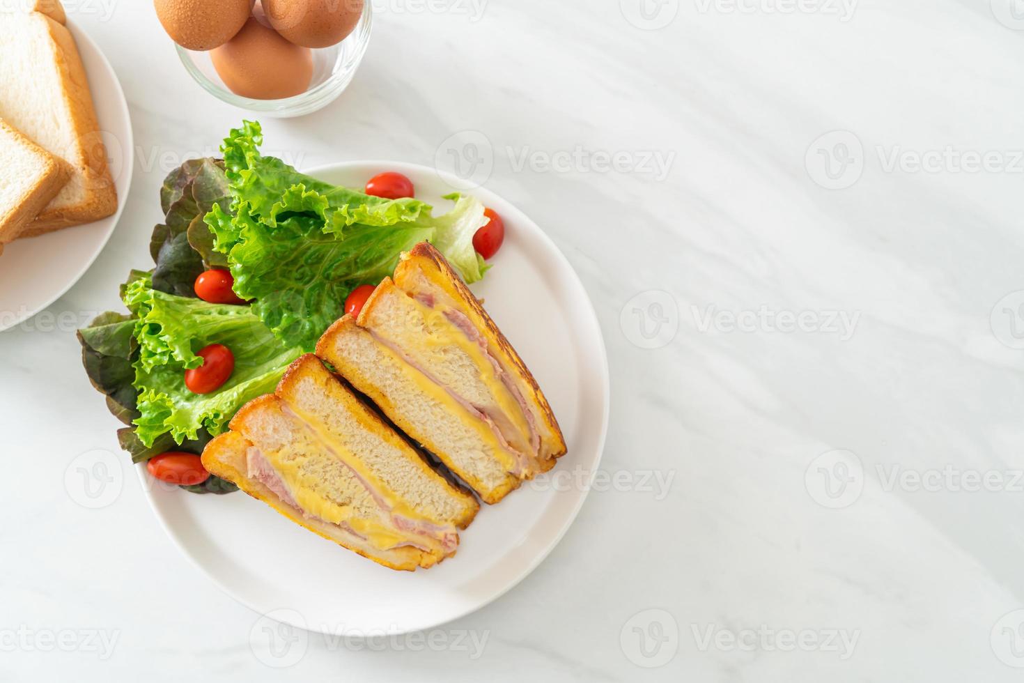 sándwich casero de jamón y queso con ensalada foto