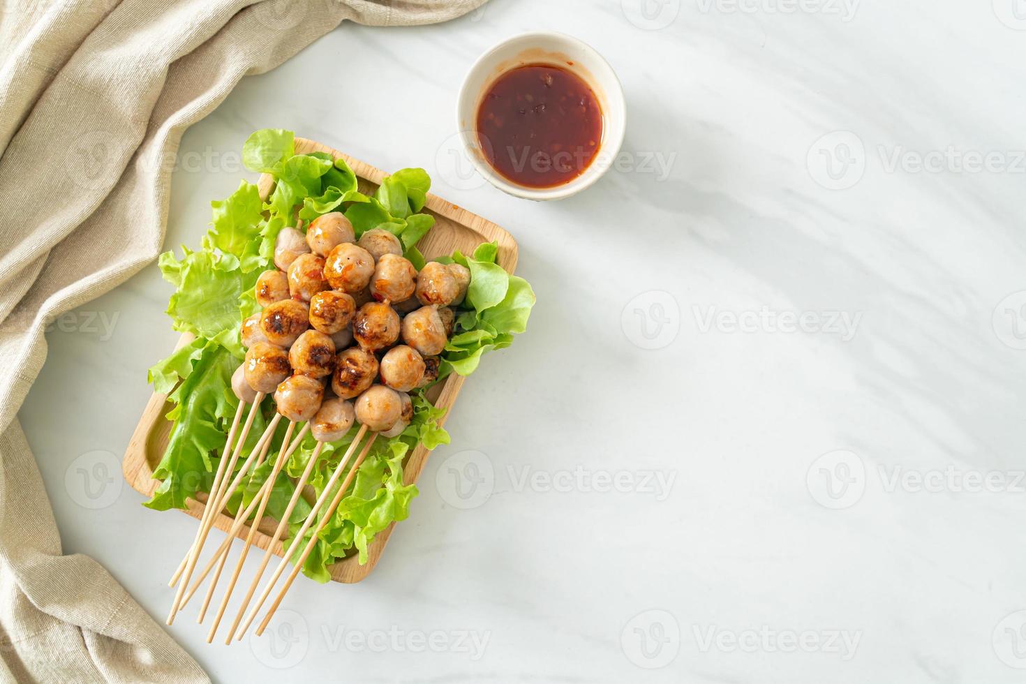 Brocheta de albóndigas a la plancha con salsa picante foto