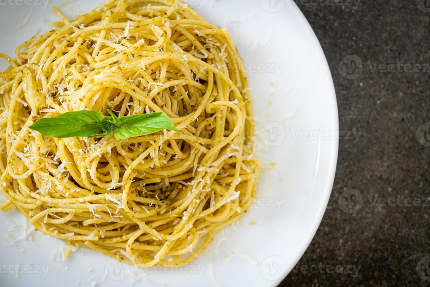 pasta de espagueti al pesto - comida vegetariana foto