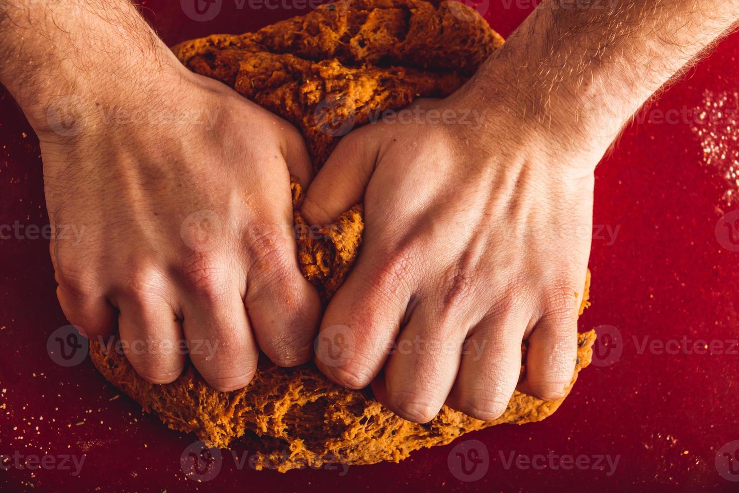 hombre haciendo el proceso de cocción de seitán en casa. como preparar seitán en casa carne vegana foto