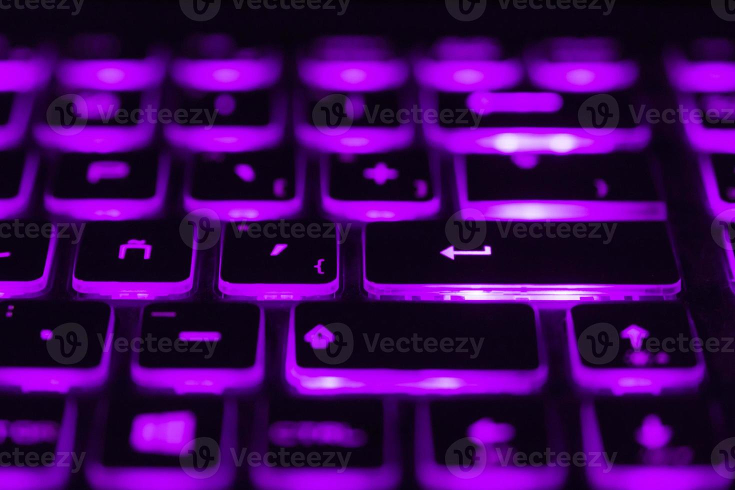 teclado de luz de colores para juegos. teclado retroiluminado con combinaciones de colores violeta claro 3953817 Foto de stock en Vecteezy