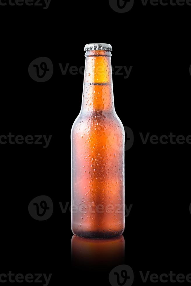 Botella de cerveza muy fría con gotas de agua. fondo negro, sin fondo para editar foto