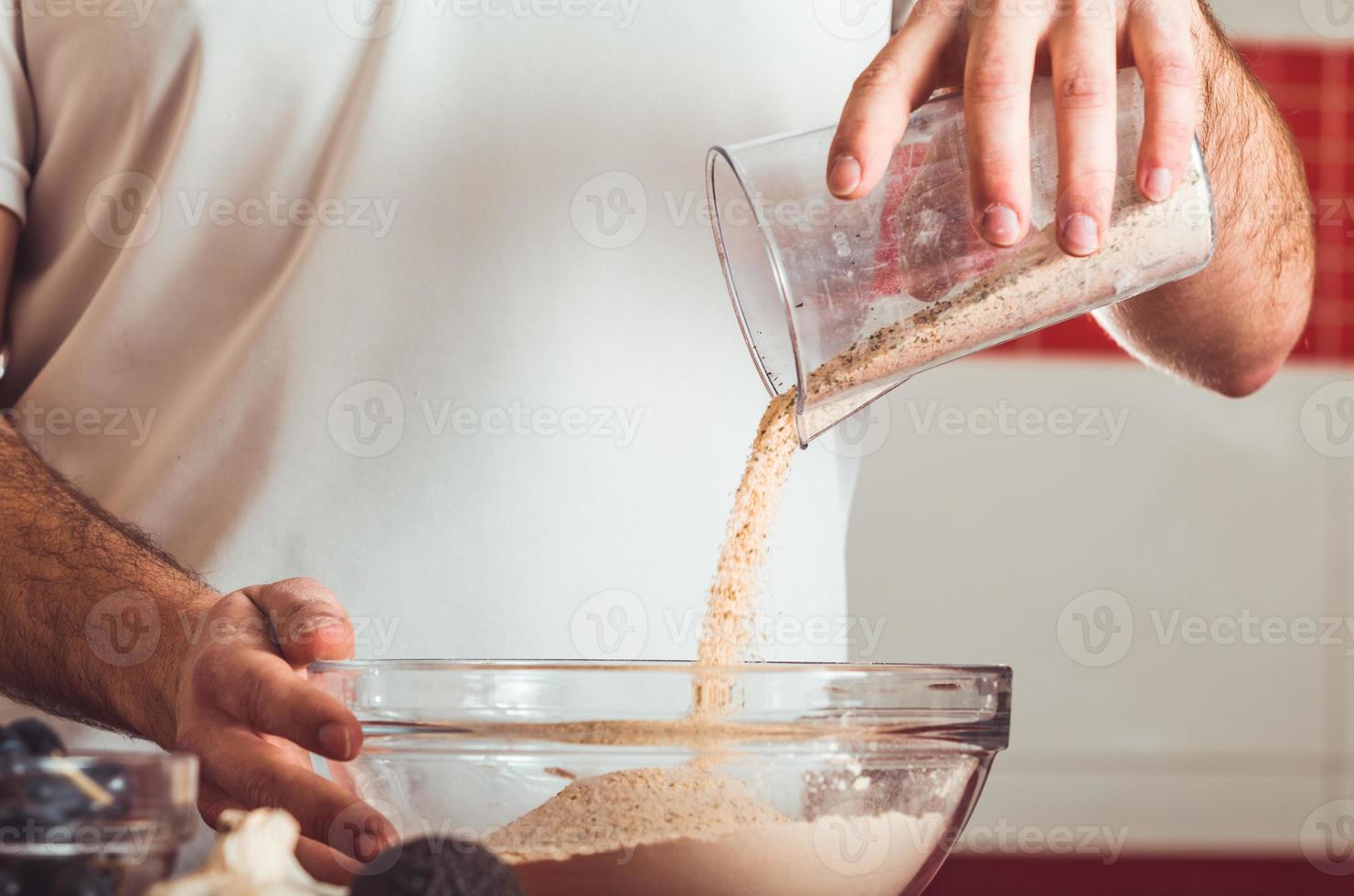 hombre haciendo el proceso de cocción de seitán en casa. como preparar seitán en casa carne vegana foto