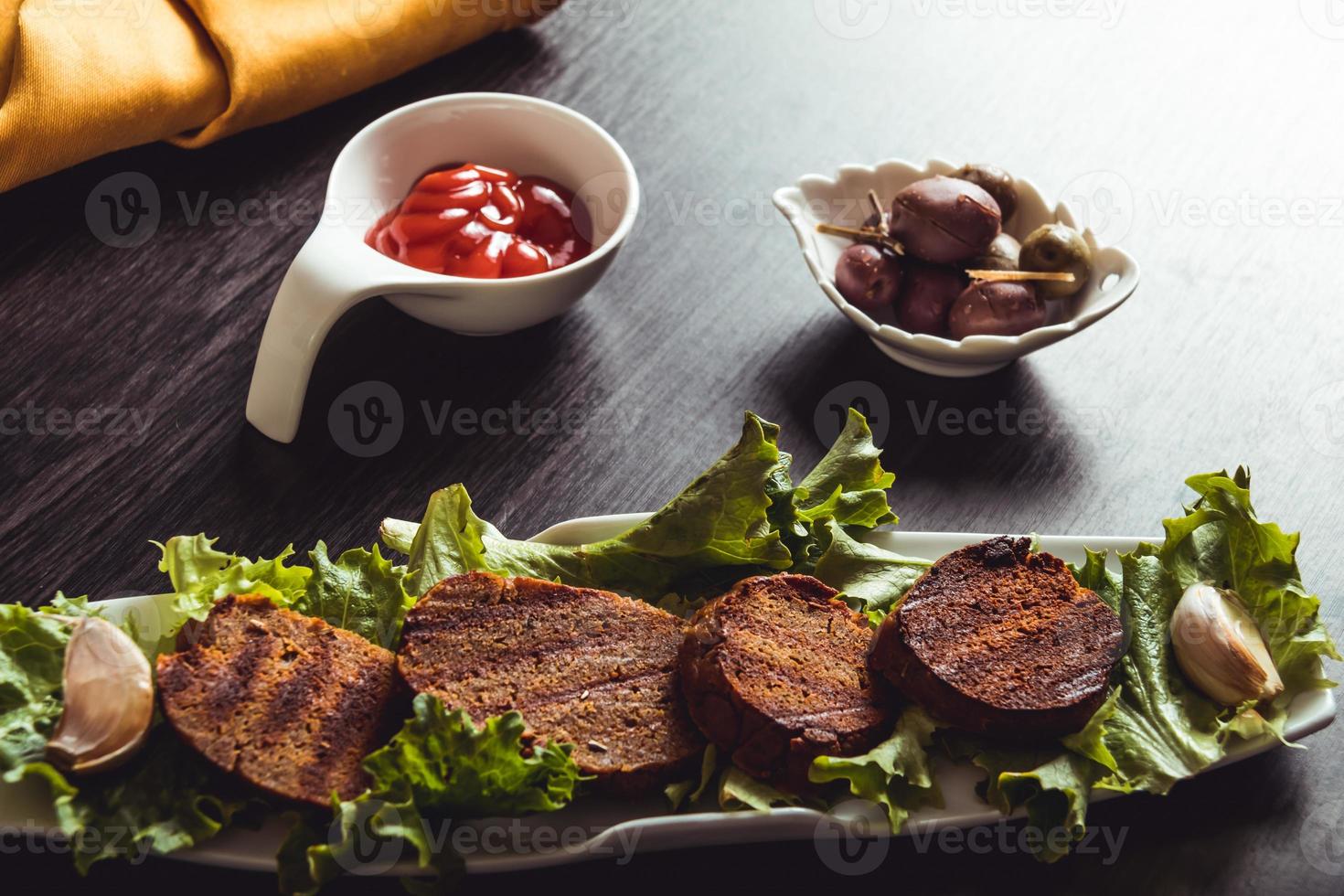 cocinar comida vegana. el seitán es carne vegana para hamburguesa vegetariana foto