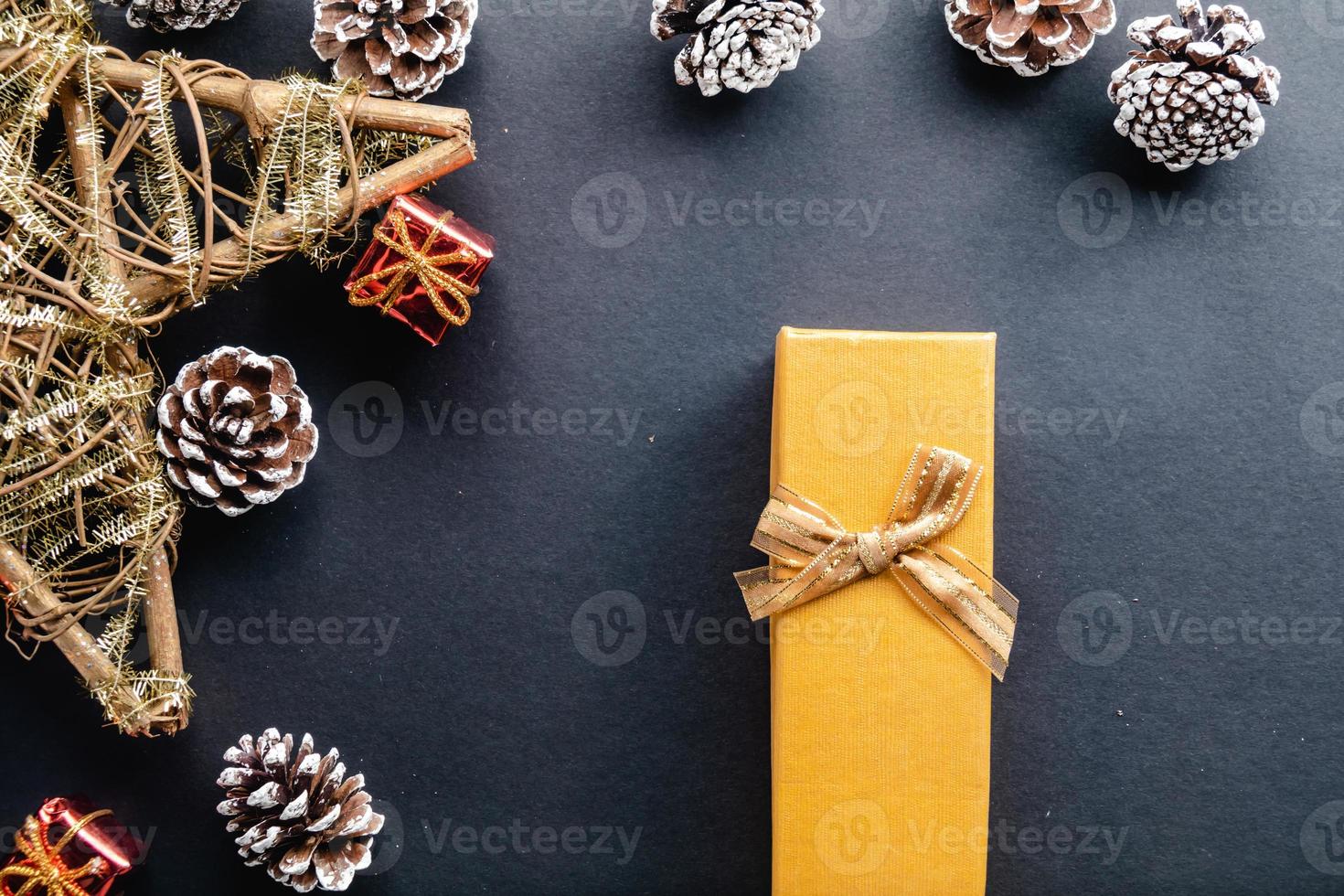 decoración de navidad y regalo sobre fondo negro foto