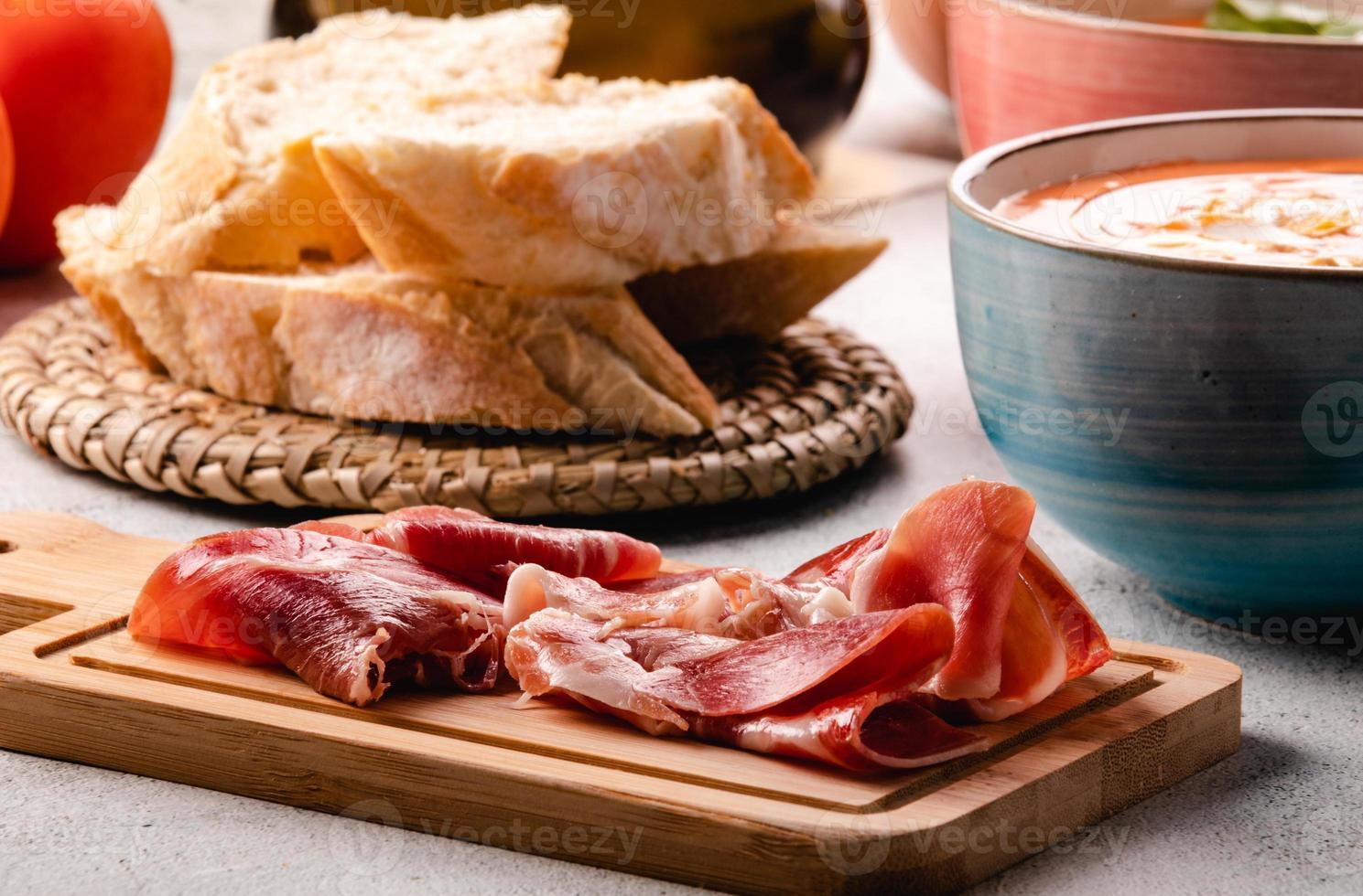 sopa de salmorejo con jamón y huevos en un bol foto