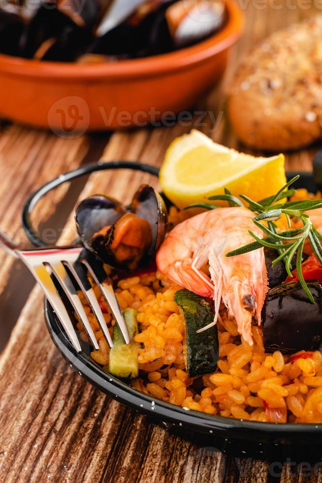 paella tradicional española con marisco foto