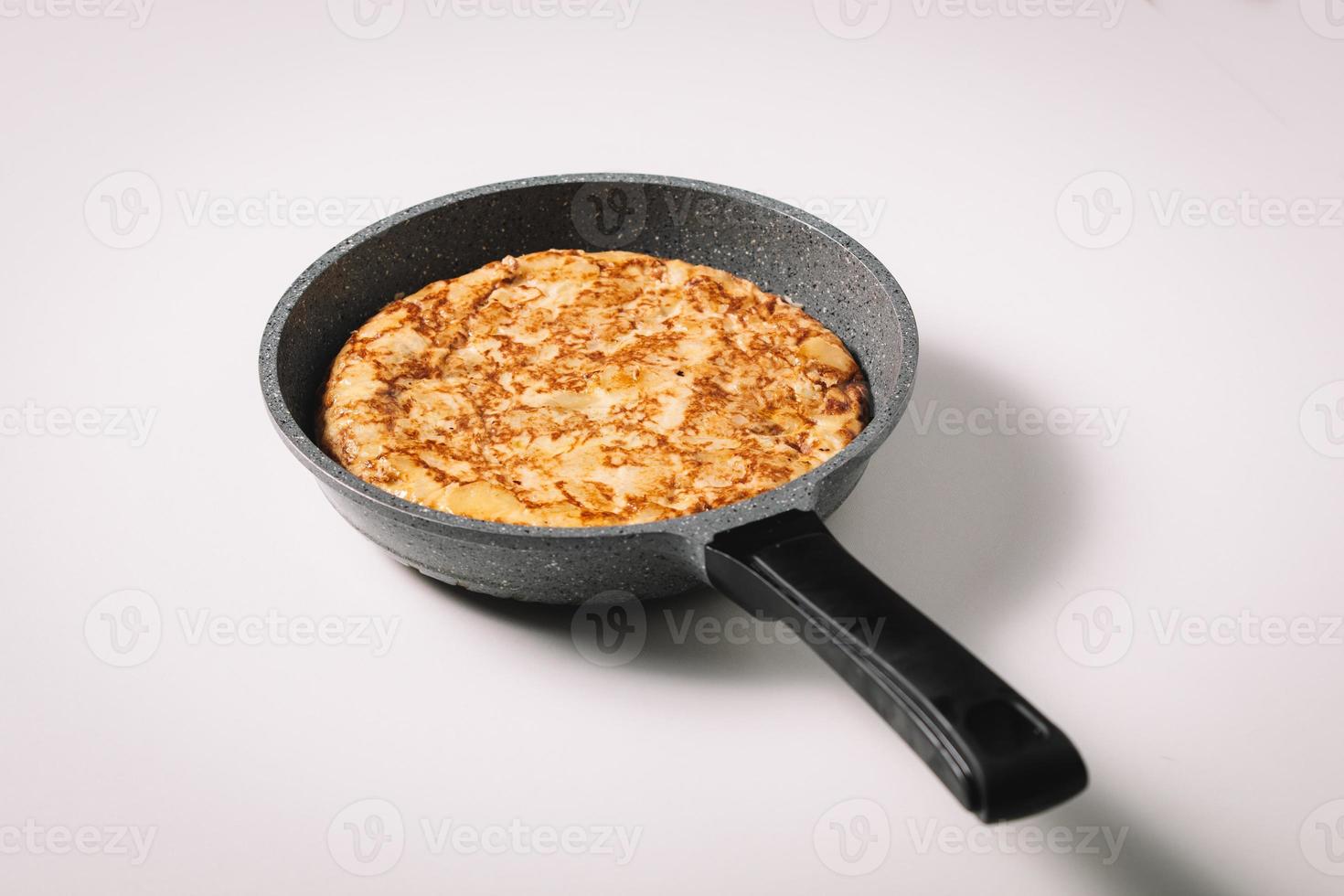 Tortilla de patatas sobre fondo blanco, plato típico español foto