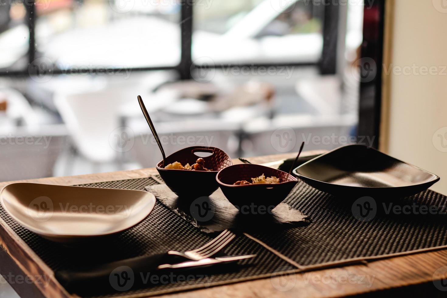 Cocina fusión servida en un restaurante, tapa de carne española en salsa con patata foto