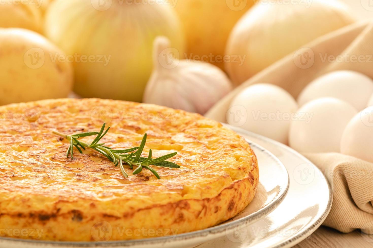 tortilla de patatas con cebolla, cocina típica española. foto