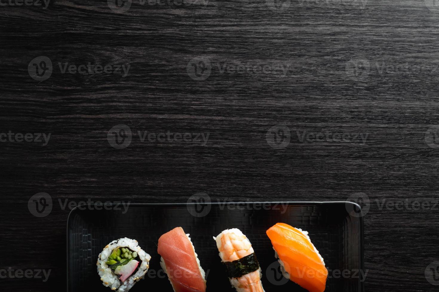 nigiri sushi sobre mesa de madera en un restaurante japonés. copia espacio y vista superior foto