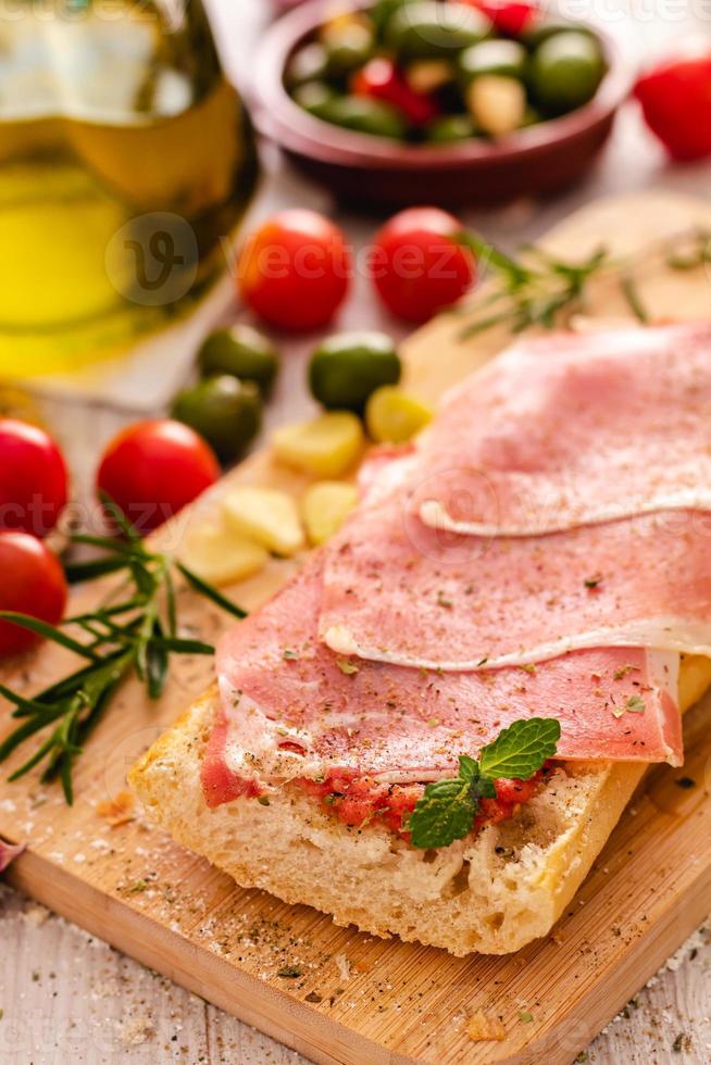 tostadas con aceite de jamón y tomate. comida tipica española foto