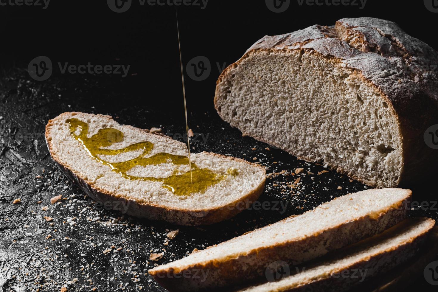 rebanada de pan sazonado con aceite de oliva foto