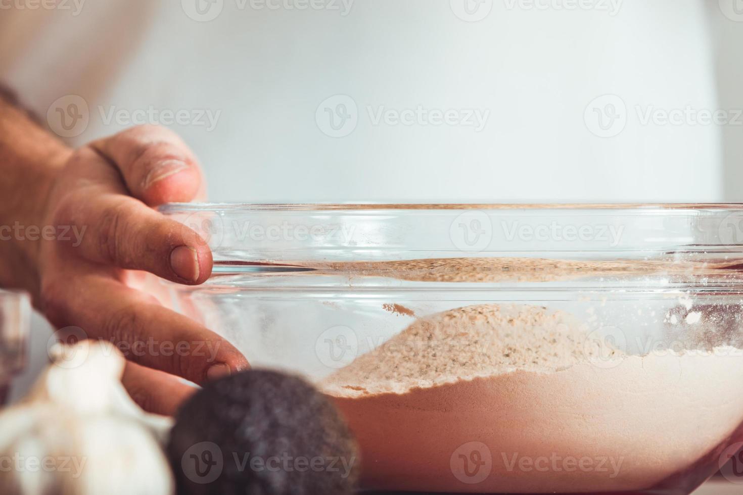 hombre haciendo el proceso de cocción de seitán en casa. como preparar seitán en casa carne vegana foto