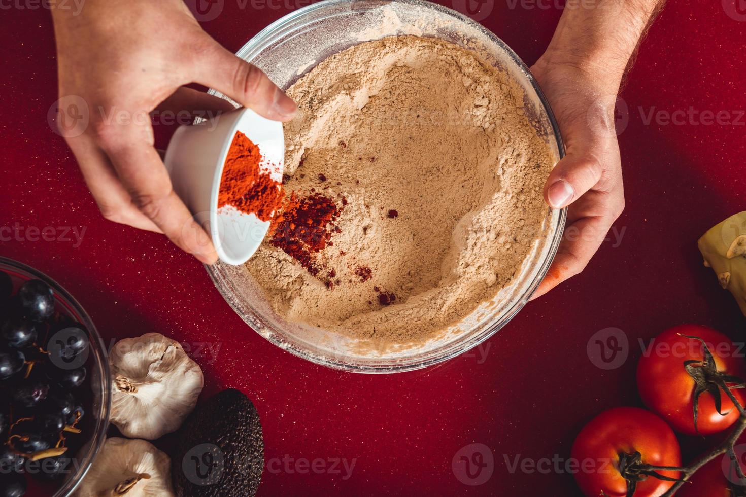 hombre haciendo el proceso de cocción de seitán en casa. como preparar seitán en casa carne vegana foto