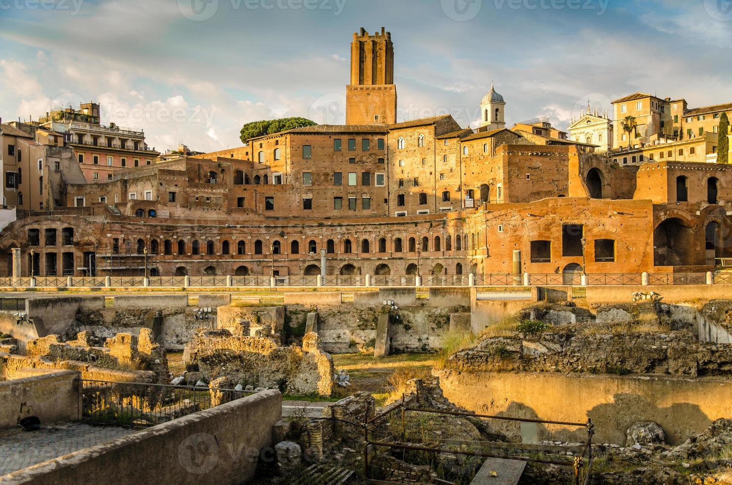 Foro de Trajano y panorama del mercado en Roma foto